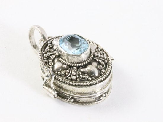 Traditioneel bewerkt zilveren medaillon met blauwe topaas afbeelding 2