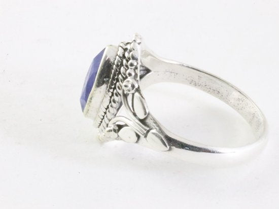 Fijne bewerkte zilveren ring met blauwe saffier afbeelding 2