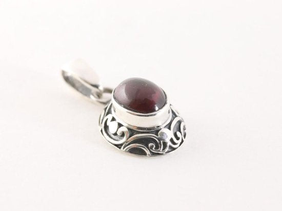 Fijne bewerkte zilveren hanger met granaat aan ketting afbeelding 2