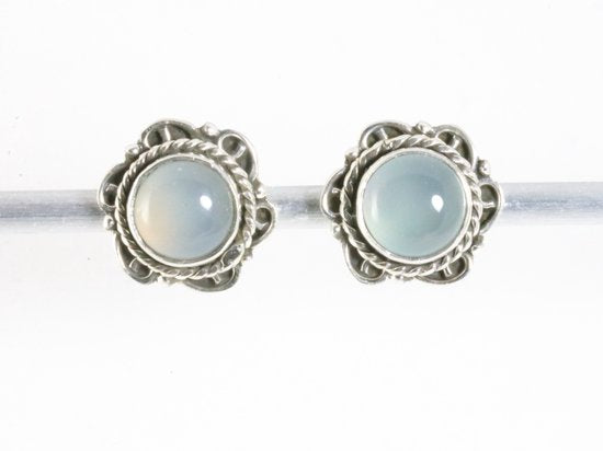 Fijne bewerkte zilveren oorstekers met aqua chalcedoon afbeelding 1