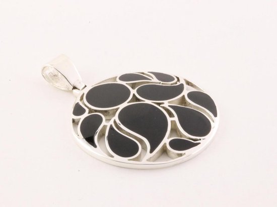 Ronde opengewerkte zilveren hanger met onyx aan ketting afbeelding 2