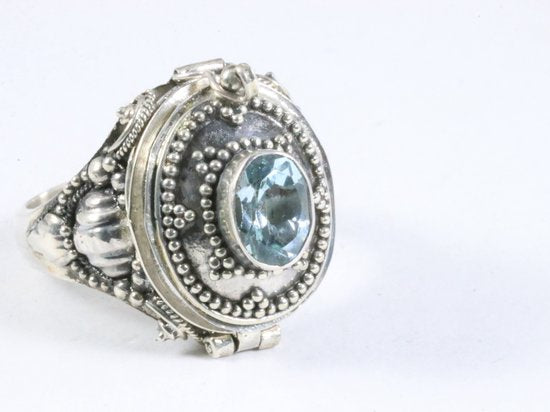 Traditionele bewerkte zilveren gifring met blauwe topaas afbeelding 1