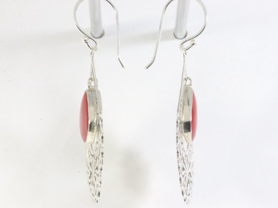 Grote opengewerkte zilveren oorbellen met rode koraal steen afbeelding 2