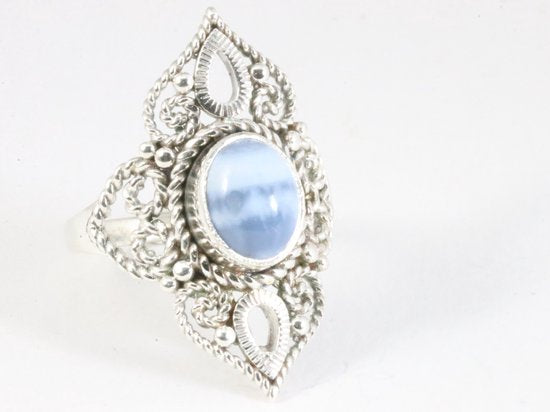 Opengewerkte zilveren ring met blauwe opaal afbeelding 1