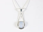 Zilveren hanger met regenboog maansteen aan ketting afbeelding 4