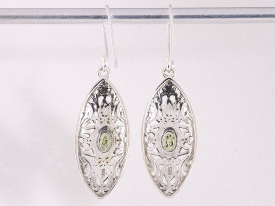 Lange opengewerkte zilveren oorbellen met peridoot afbeelding 3