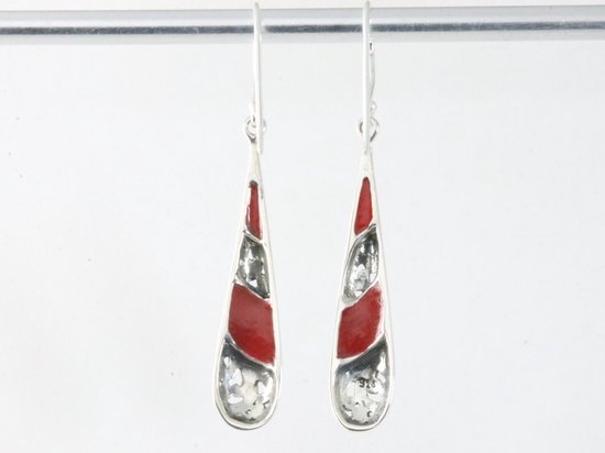 Lange opengewerkte zilveren oorbellen met rode koraal steen afbeelding 3