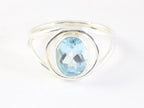 Opengewerkte zilveren ring met blauwe topaas afbeelding 4