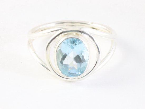 Opengewerkte zilveren ring met blauwe topaas afbeelding 4