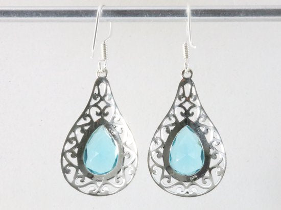 Opengewerkte zilveren oorbellen met blauwe topaas afbeelding 2