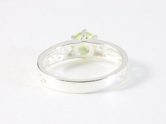 Fijne opengewerkte zilveren ring met peridoot afbeelding 3