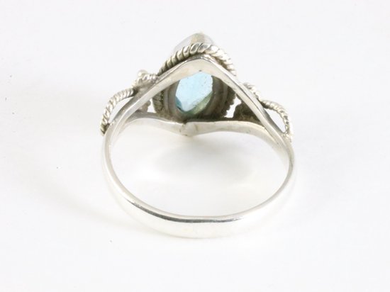 Fijne bewerkte zilveren ring met blauwe topaas afbeelding 3
