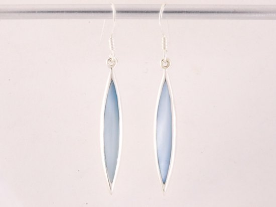 Lange fijne zilveren oorbellen met lichtblauwe schelp afbeelding 4