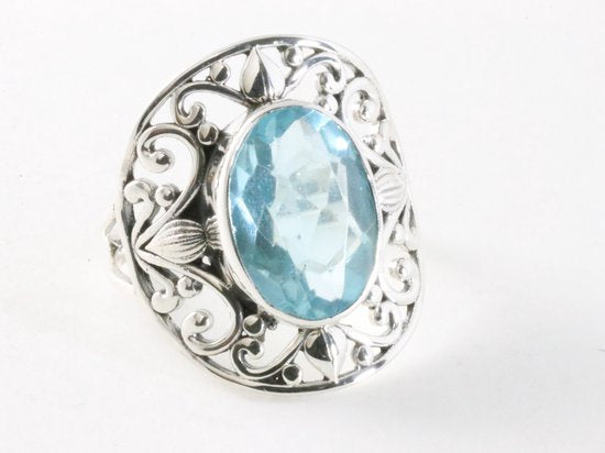 Opengewerkte zilveren ring met blauwe topaas afbeelding 1