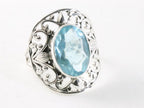 Opengewerkte zilveren ring met blauwe topaas afbeelding 1