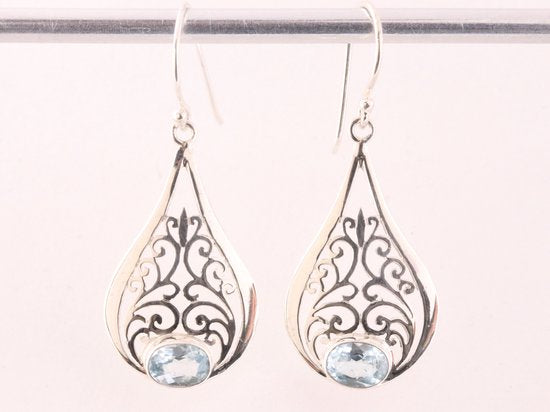 Opengewerkte zilveren oorbellen met blauwe topaas afbeelding 4