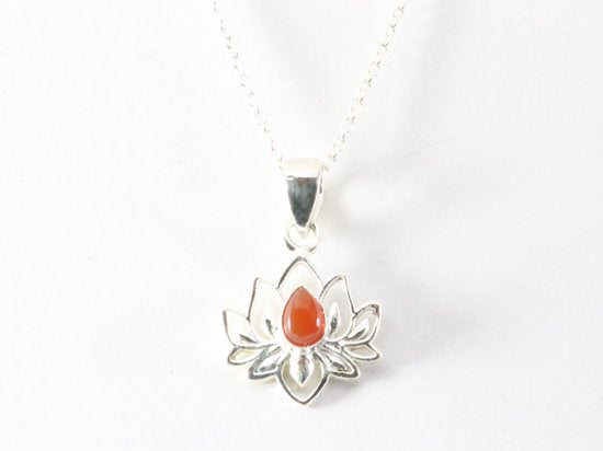 Fijne zilveren lotus hanger met carneool aan ketting afbeelding 4