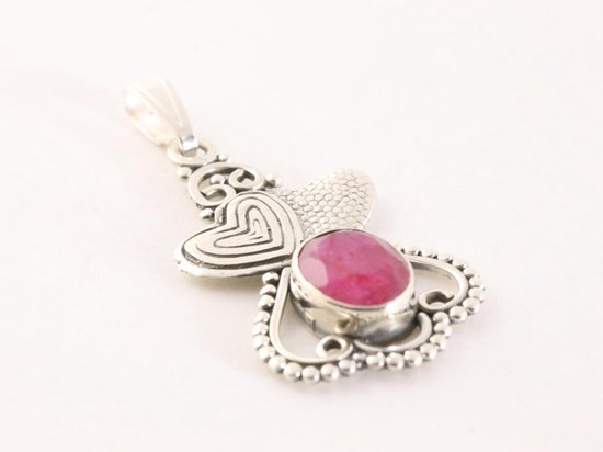 Bewerkte zilveren hanger met hartjes en robijn aan ketting afbeelding 2