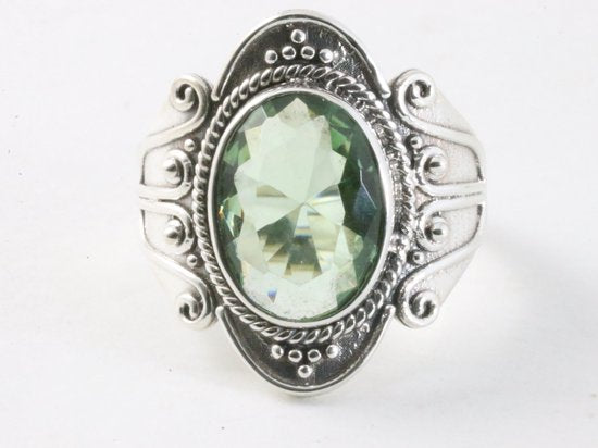 Bewerkte zilveren ring met groene amethist afbeelding 4