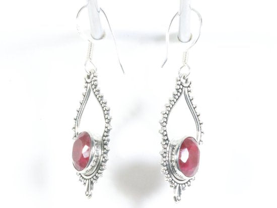 Bewerkte zilveren oorbellen met robijn afbeelding 2