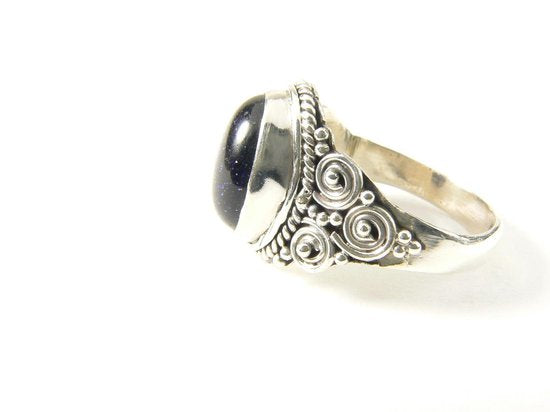 Bewerkte zilveren ring met blauwe zonnesteen afbeelding 2