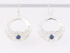 Opengewerkte zilveren oorbellen met blauwe saffier afbeelding 3