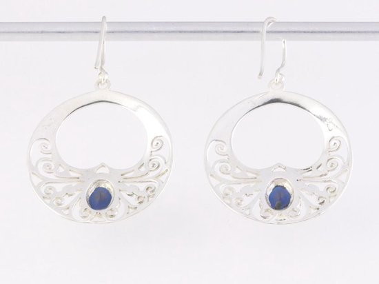 Opengewerkte zilveren oorbellen met blauwe saffier afbeelding 3