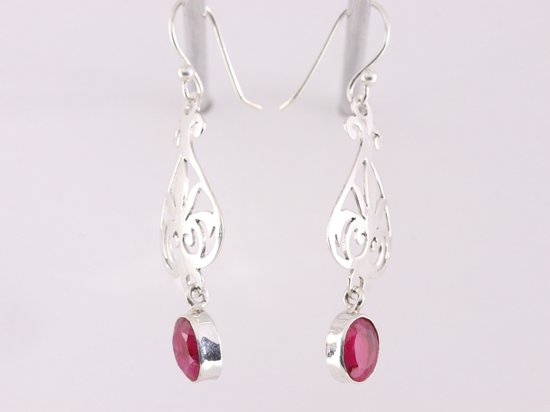 Lange opengewerkte zilveren oorbellen met robijn afbeelding 2