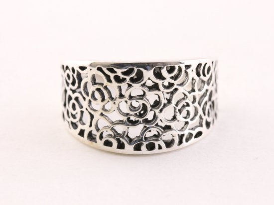 Opengewerkte zilveren ring met bloemen motief afbeelding 4