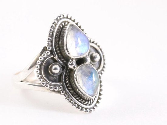 Bewerkte zilveren ring met regenboog maansteen afbeelding 1