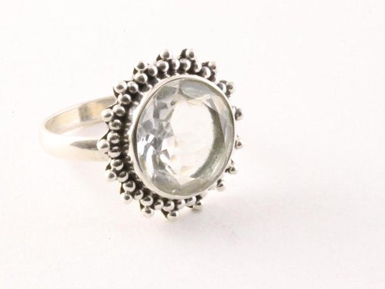 Ronde bewerkte zilveren ring met groene amethist afbeelding 1