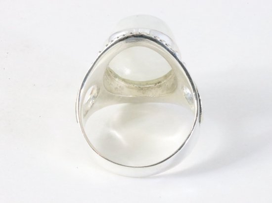 Bewerkte zilveren ring met regenboog maansteen afbeelding 2