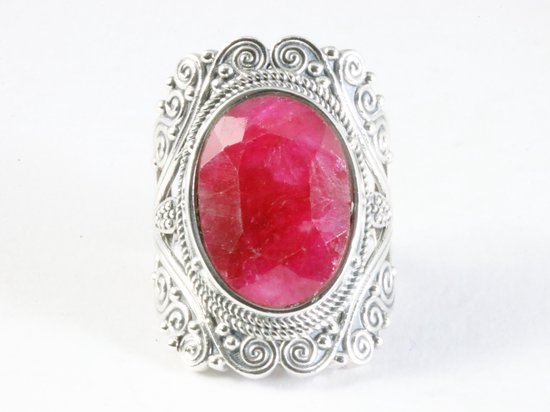 Grote bewerkte zilveren ring met robijn afbeelding 4