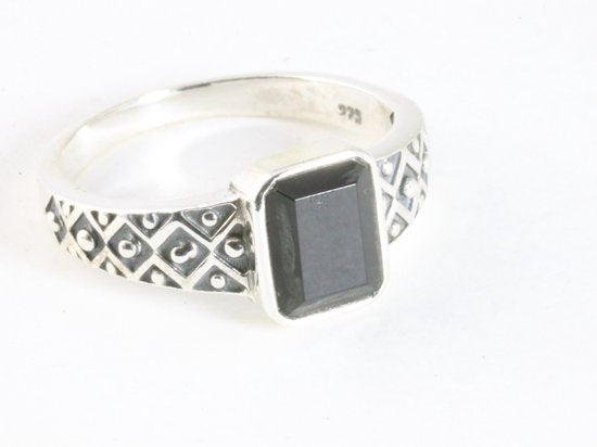 Bewerkte zilveren ring met onyx afbeelding 1