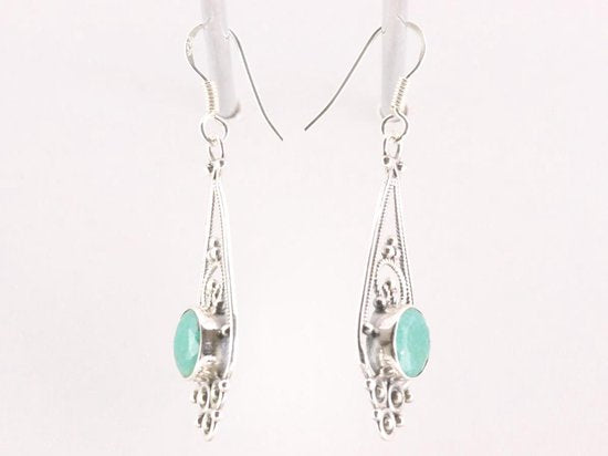 Lange opengewerkte zilveren oorbellen met smaragd afbeelding 2