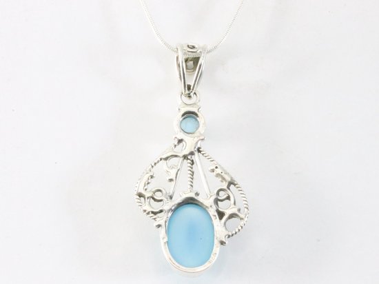 Opengewerkte zilveren hanger met blauwe chalcedoon aan ketting afbeelding 3