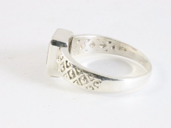 Bewerkte zilveren ring met granaat afbeelding 2