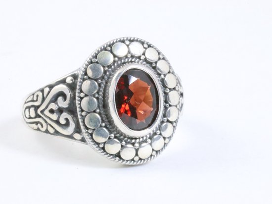 Traditionele bewerkte zilveren ring met granaat afbeelding 1