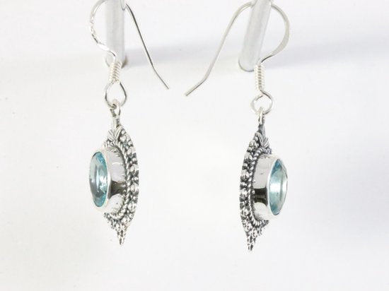 Fijne bewerkte zilveren oorbellen met blauwe topaas afbeelding 2