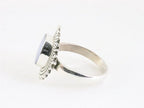 Traditionele bewerkte zilveren ring met Australische doublet opaal afbeelding 2