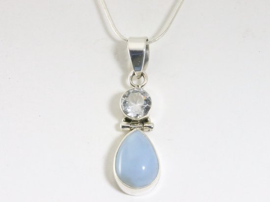 Zilveren hanger met blauwe opaal en bergkristal aan ketting afbeelding 4