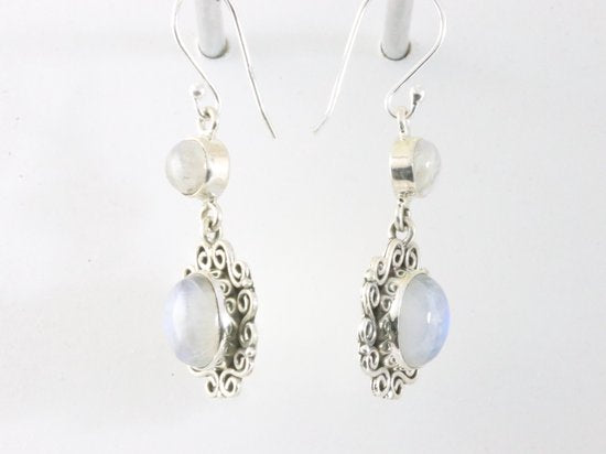 Lange bewerkte zilveren oorbellen met regenboog maansteen afbeelding 2