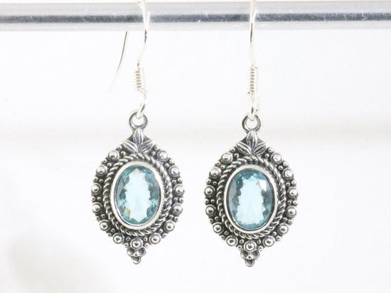 Fijne bewerkte zilveren oorbellen met blauwe topaas afbeelding 4