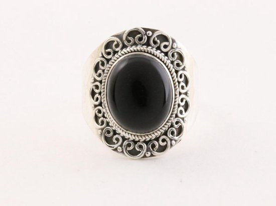 Bewerkte zilveren ring met onyx afbeelding 3