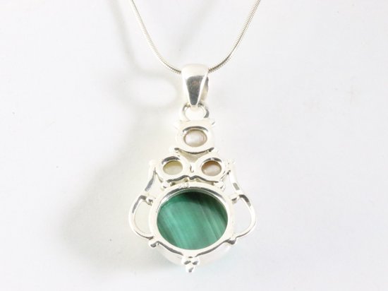 Opengewerkte zilveren hanger met malachiet en parel aan ketting afbeelding 2