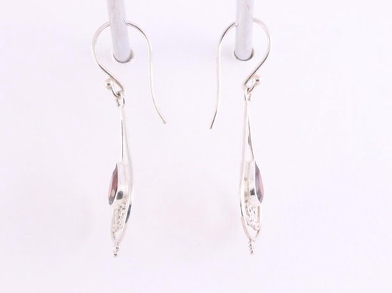 Fijne opengewerkte zilveren oorbellen met granaat afbeelding 2