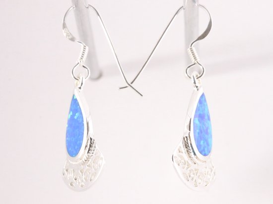 Bewerkte zilveren oorbellen met Australische opaal afbeelding 2