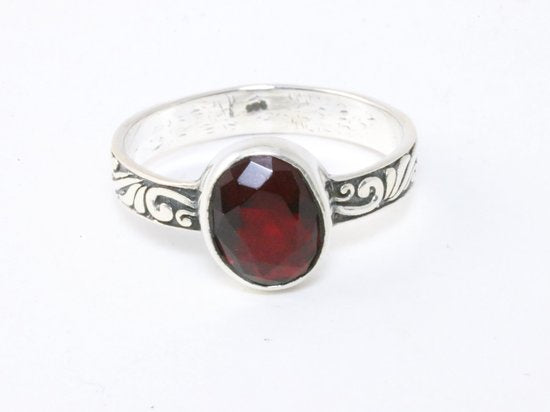 Fijne bewerkte zilveren ring met granaat afbeelding 4
