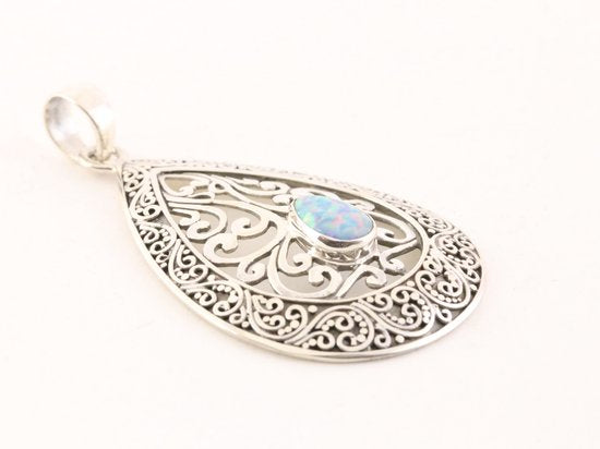 Traditionele bewerkte zilveren hanger met Australische opaal aan ketting afbeelding 2