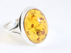 Hoogglans zilveren ring met amber afbeelding 1